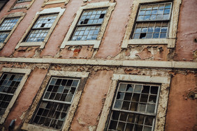 照片老破碎的建筑外与被降级的窗户和剥油漆