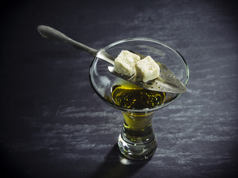 照片玻璃苦艾酒与勺子和糖多维数据集玻璃苦艾酒与传统的勺子