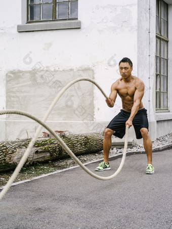 <strong>照片</strong>肌肉发达的亚洲男人。工作出与培训<strong>绳子</strong>外锻炼在户外与培训<strong>绳子</strong>
