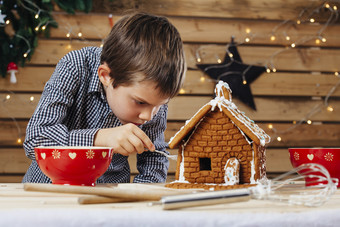 照片年轻的男孩装修姜饼房子首页只是之前圣诞节