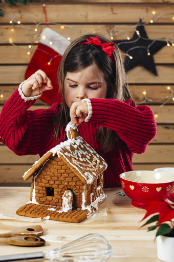 照片年轻的女孩装修姜饼房子首页只是之前圣诞节