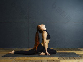 照片美丽的年轻的女人做瑜伽<strong>延伸</strong>
