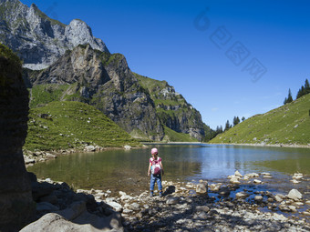 年轻的女孩徒步旅行周围班纳尔普西班纳尔普下瓦尔登州瑞士