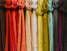 行色彩斑斓的围巾挂外市场