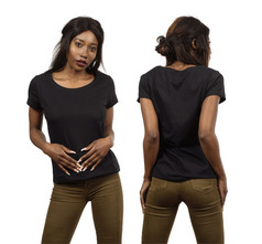 照片年轻的黑色的女人摆姿势与空白黑色的t恤准备好了为你的艺术作品设计