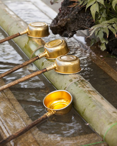 四个金属钢包完整的水是等待使用净化worshippersrsquo手附近神道教神社东京