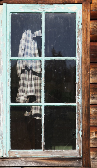 老格子工作衬衫挂后面老流窗口与剥而且有裂痕的绿松石油漆