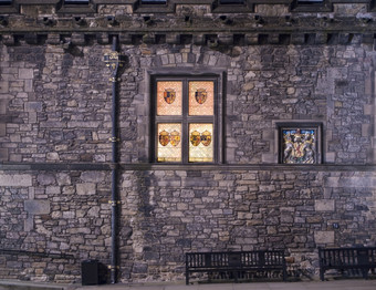 的外墙的伟大的大厅爱丁堡城堡晚上的染色玻璃窗户与的象征过去的国王苏格兰是发光的的黑暗下一个的象征皇室