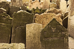 部分的老犹太人墓地的约瑟夫城部分布拉格的许多坟墓标记是乱七八糟的在一起不均匀模式由于的年龄的石头而且的解决的地面