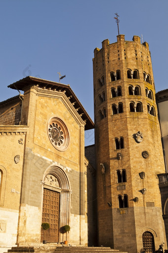 的老拜占庭式的教堂三安德里亚站一个的主要广场奥维多意大利的教堂有不寻常的<strong>十二</strong>边形贝尔塔下一个与<strong>十二</strong>个部分