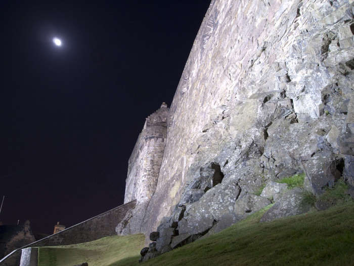 的外墙爱丁堡城堡建固体岩石基金会的防御工事重石头提供保护为的内心的堡垒这长晚上曝光显示的月亮与位运动