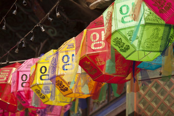 字符串彩色的纸灯笼挂在的外入口的佛教寺庙奉恩寺首尔南韩国