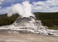 城堡喷泉一个的更大的火山间歇泉黄石公园国家公园与大锥形成后年火山喷发这的观点显示蒸汽不断上升的从的前等
