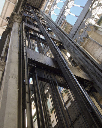 的圣诞老人<strong>公正</strong>电梯也已知的的电梯卡尔莫是建连接市中心里斯本上城区高米高而且仍然是有趣的例子post-Eiffel塔铁体系结构