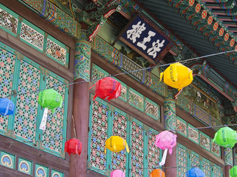 的入口的博根萨佛教寺庙首尔南韩国画与明亮的颜色而且缠上与彩色的纸灯笼