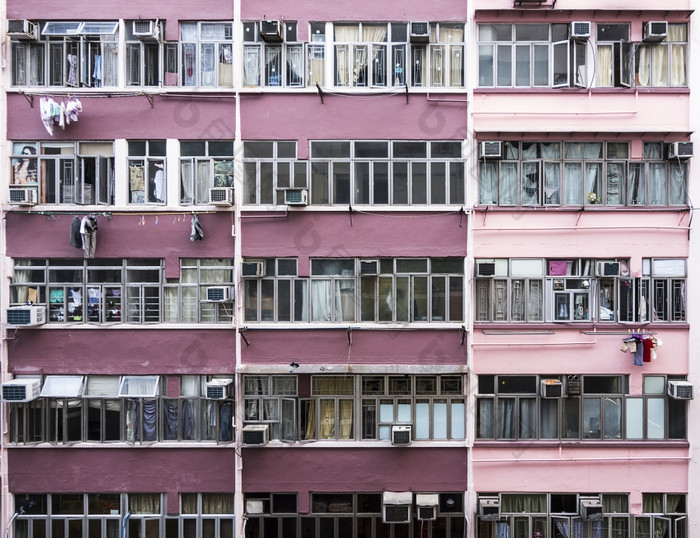 的外公寓建筑在香港香港显示几个水平公寓洗衣挂起从许多的公寓