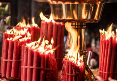 包红色的蜡烛绑定与红色的乐队是燃烧与明亮的火焰佛教寺庙台湾