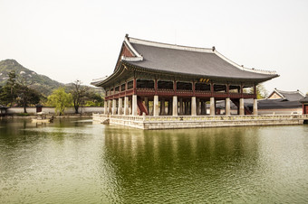 的庆鹤路展馆的Gyeongbokgung宫复杂的使用宴会大厅坐在的中间小湖而且连接的休息的宫小桥