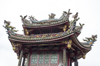 视图一个的宝塔俯瞰的主要院子里的Mengjia龙山寺庙台北显示的色彩斑斓的龙凤凰而且其他生物每一个的四个角落的屋顶