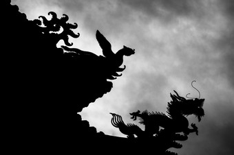 的大纲凤凰城追逐龙的屋顶的Mengjia龙山寺庙台北的大气强调与轮廓的生物对喜怒无常的天空
