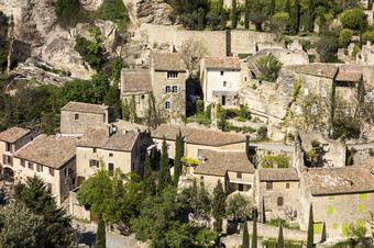 社区部分的老部分Gordes风景如画的村的吕贝隆区域法国坐在下面范围岩石悬崖