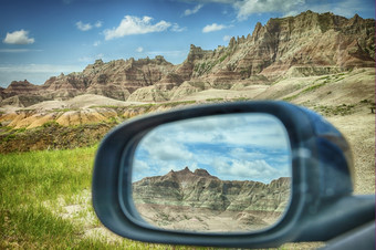 山范围的彩色的山查看通过的<strong>后</strong>视镜子窗口车的路边荒地国家公园南达科他