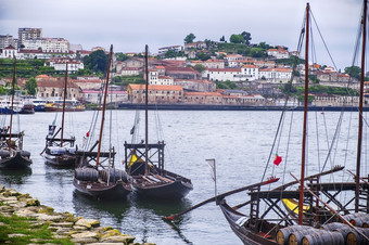 舰队船是排对的银行的杜罗河港口葡萄牙从历史上看这些船运输的桶管道港口酒从的葡萄园的酒庄的城市港口