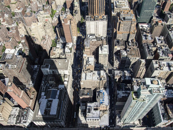 阳光明媚的一天的影子的帝国状态建筑扩展在块建筑在中城曼哈顿新纽约城市