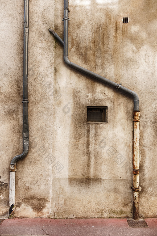 引领排水管博纳两个引领排水管蛇下来墙的小镇博纳的中心的勃艮第地区法国