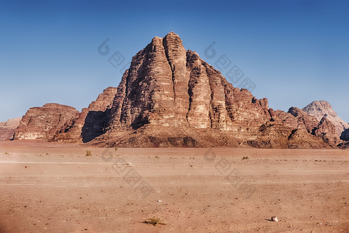 的Wadi空间沙漠南部约旦的景观主导的悬崖和拱的山的七个柱子
