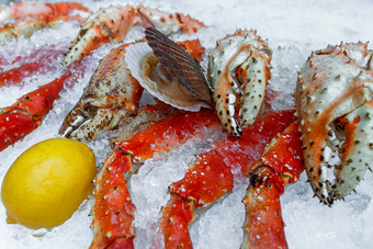 新鲜的海鲜鱼市场蟹爪说谎的冰特写镜头