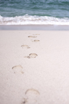 的足迹的沙子痕迹人的沙子海滩