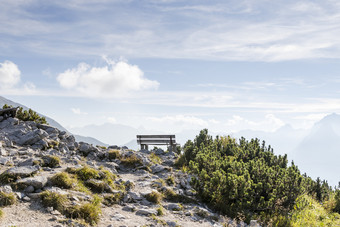 空公园板凳上高山空公园板凳上高山视图从鹰巢的巴伐利亚阿尔卑斯山脉附近贝希特斯加登德国