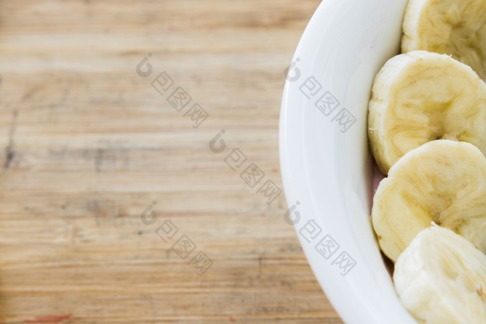 奶昔碗与新鲜的浆果香蕉传讲种子和巧克力为健康的素食主义者和素食者饮食早餐