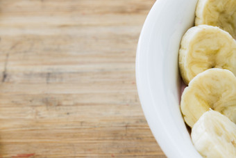 奶昔碗与新鲜的浆果香蕉传讲种子和巧克力为健康的素食主义者和素食者饮食早餐