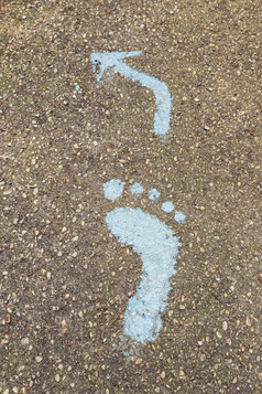 蓝色的足迹迹象的地板上的森林为行人象征人行道