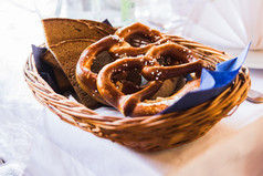 特写镜头咸椒盐卷饼传统的巴伐利亚餐厅