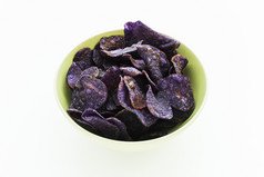 堆紫色的土豆芯片白色背景