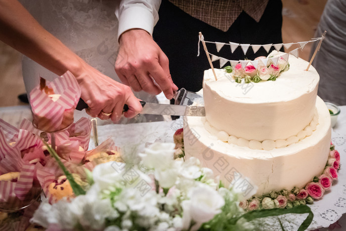 婚礼夫妇切割的婚礼蛋糕他们的婚礼一天
