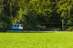 火车穿越的森林绿色谷