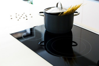 黑色的能与成员为烹饪意大利面现代厨房感应滚刀感应电炊具