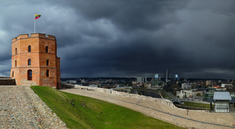 Gediminas塔风暴天<strong>空</strong>背景这塔重要的<strong>状态</strong>而且历史象征的城市维尔纽斯而且立陶宛