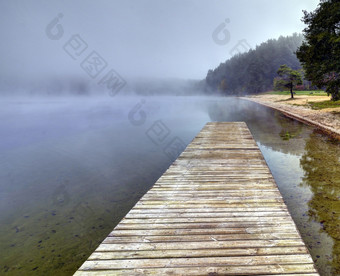 秋天有雾的早....湖阿克梅纳海滩和海滩