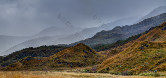 景观附近洞加里路高地苏格兰多雨的和多风的10月中午