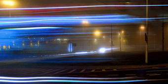 在一夜之间公共汽车旅行多雾的维尔纽斯