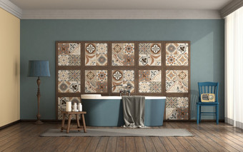 浴室与蓝色的浴缸前面古董瓷砖面板呈现古董浴室与蓝色的浴缸