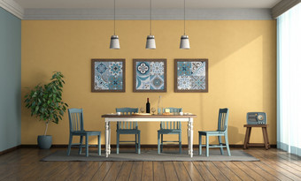 古董风格餐厅房间与蓝色的椅子木表格对黄色的墙呈现古董风格餐厅房间与蓝色的椅子和表格