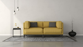 白色极简主义生活房间与黄色的沙发灰色的地毯呈现白色极简主义生活房间与黄色的沙发