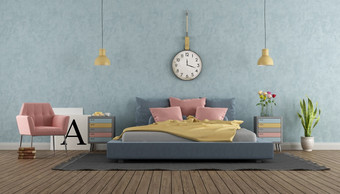 主卧室柔和的颜色与古董家具和色彩斑斓的双床上呈现主卧室柔和的颜色与古董家具