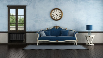 蓝色的经典沙发老房间与老散热器下木窗户呈现蓝色的经典沙发老房间